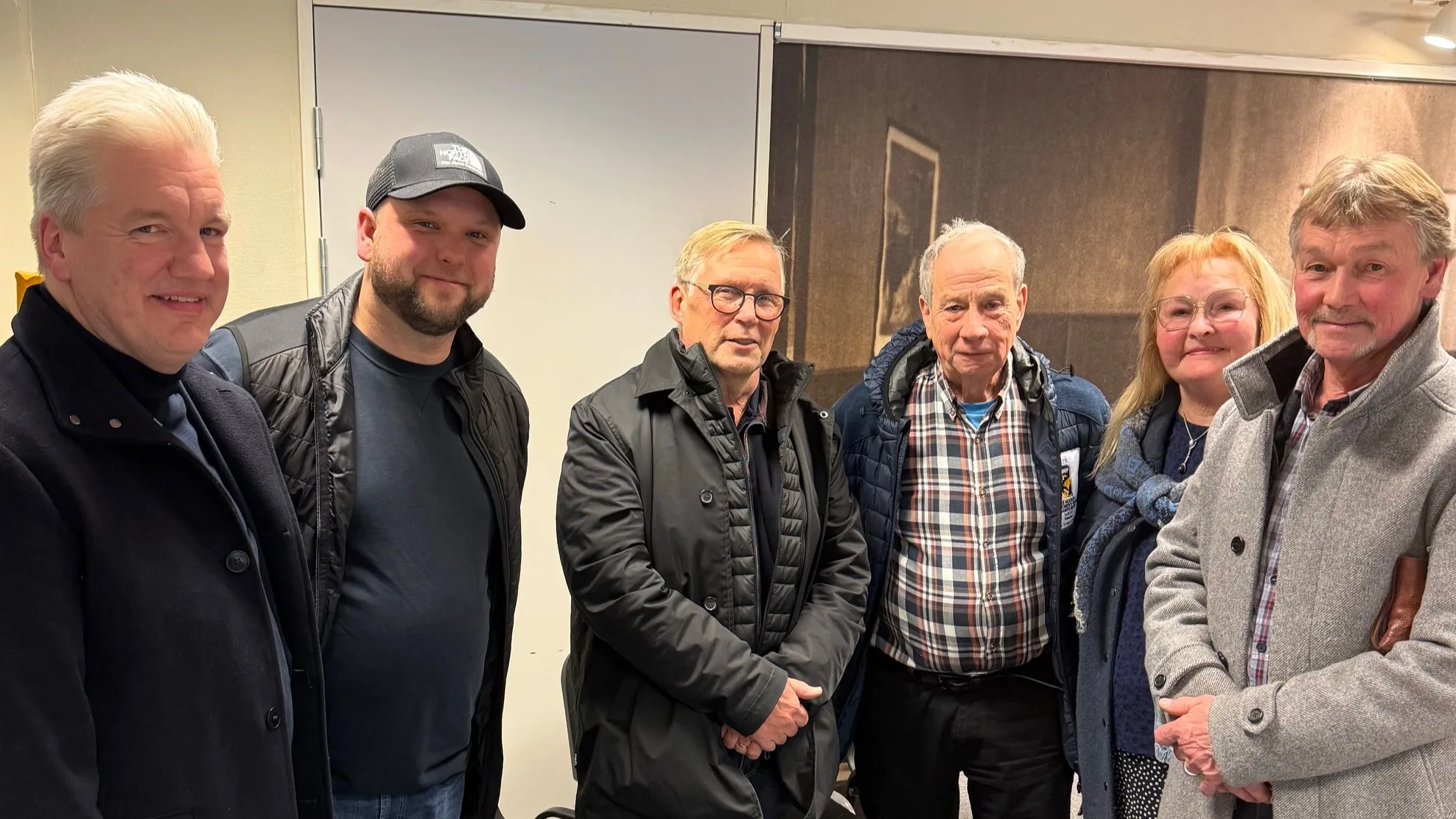 Bo för alla 16x9 Kvinna vid dator, skärm full av foton på bakverk.