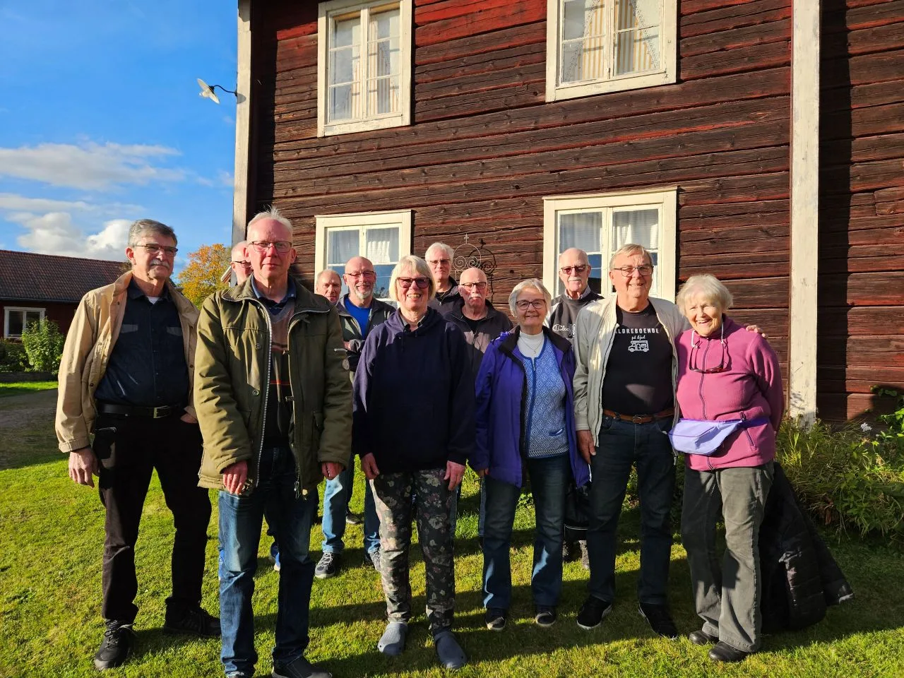 Bro by grupp (1280 x 960 px).png Kvinna vid dator, skärm full av foton på bakverk.