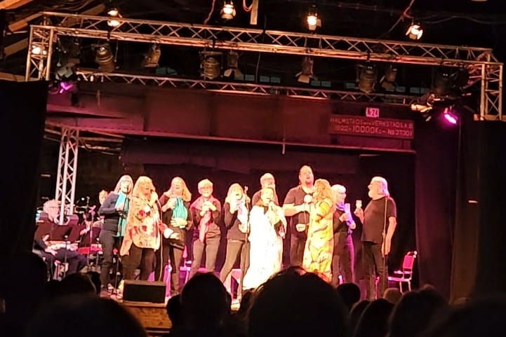 Kvinna vid dator, skärm full av foton på bakverk.