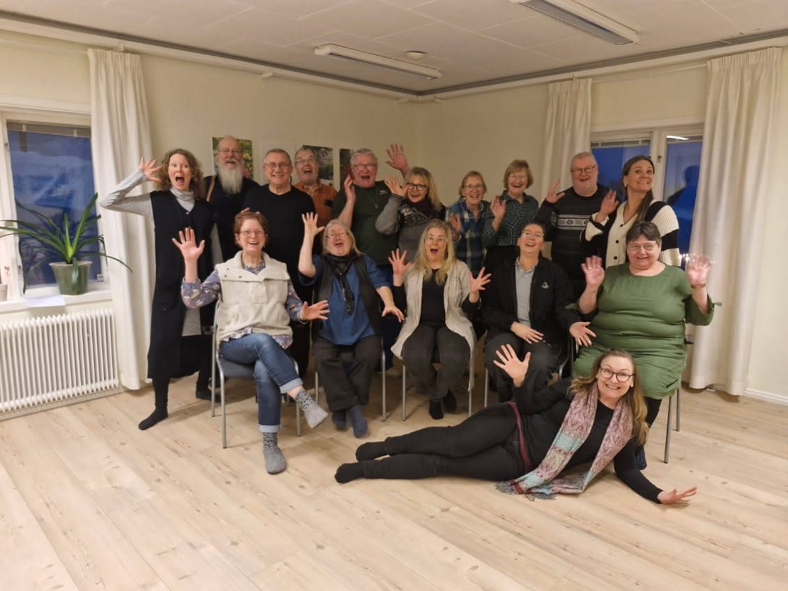 Kvinna vid dator, skärm full av foton på bakverk.