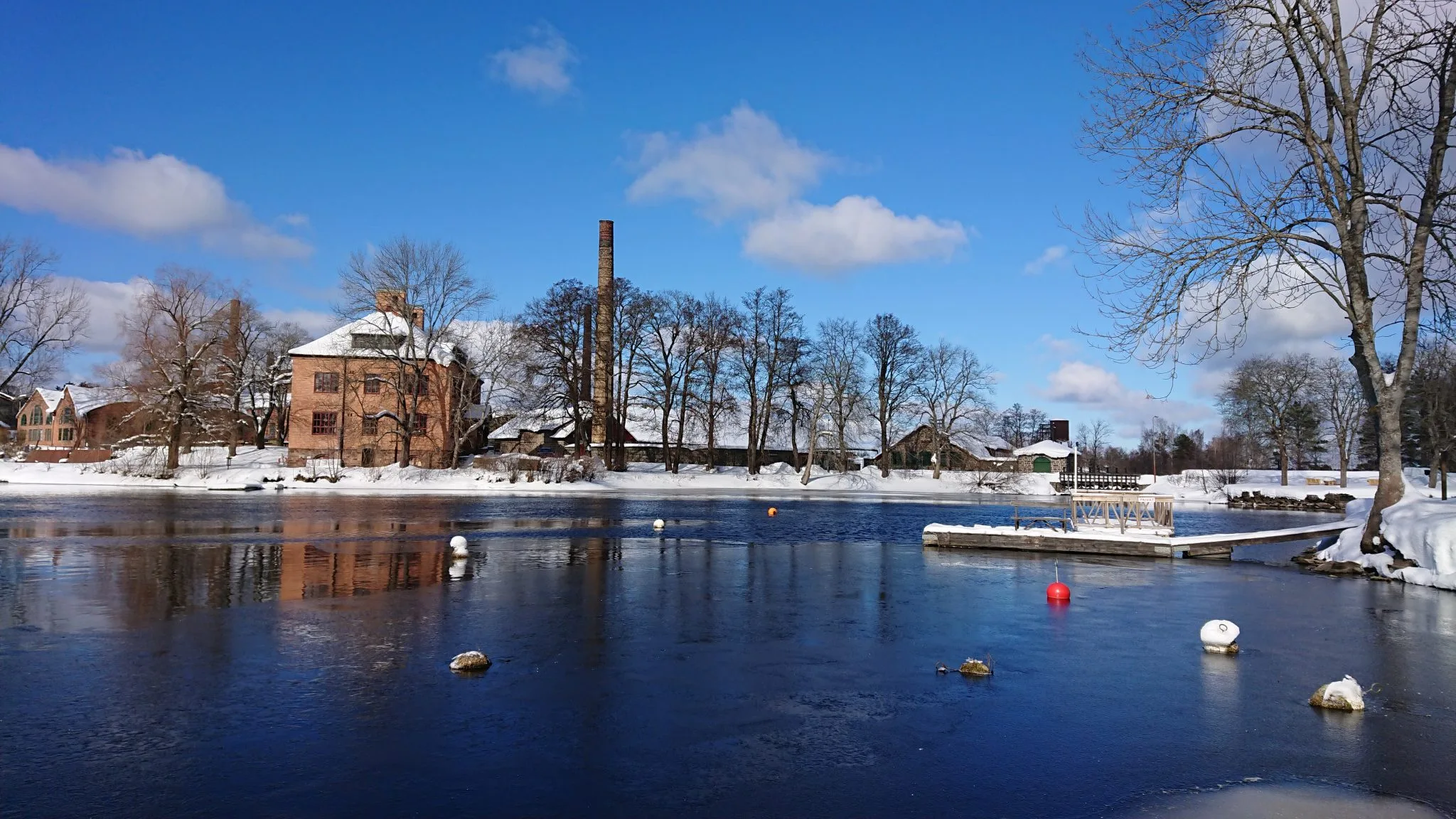 Vinter Forsbacka bruk Kvinna vid dator, skärm full av foton på bakverk.